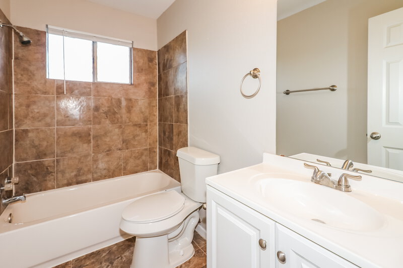 1,655/Mo, 16202 Canaridge Dr Houston, TX 77053 Bathroom View