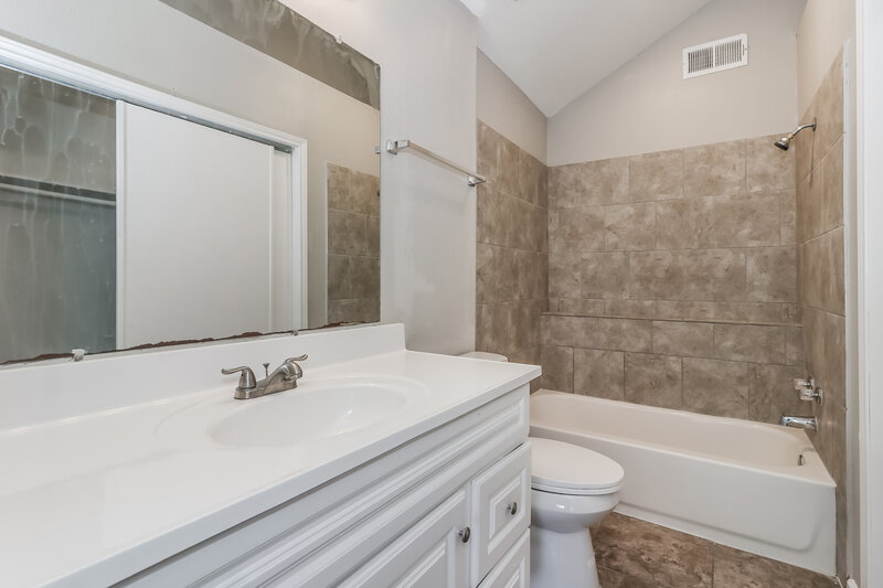 1,670/Mo, 16202 Samoa Way Houston, TX 77053 Main Bathroom View