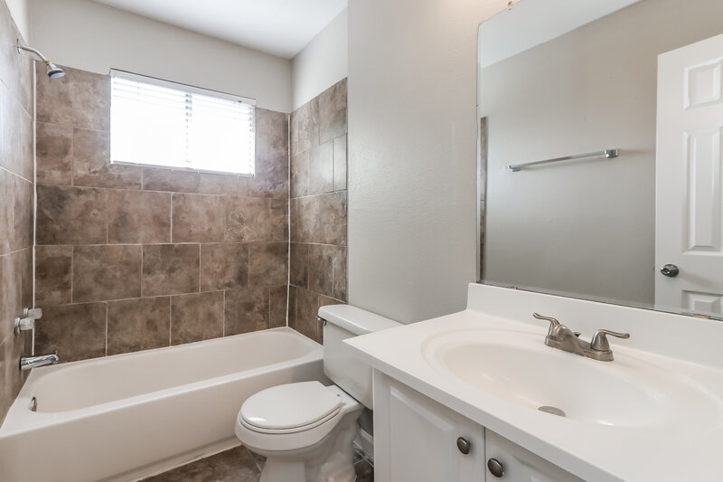 1,670/Mo, 16202 Samoa Way Houston, TX 77053 Bathroom View