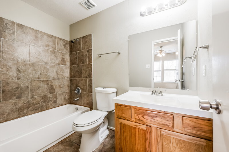 1,680/Mo, 1207 Verde Trails Dr Houston, TX 77073 Main Bathroom View