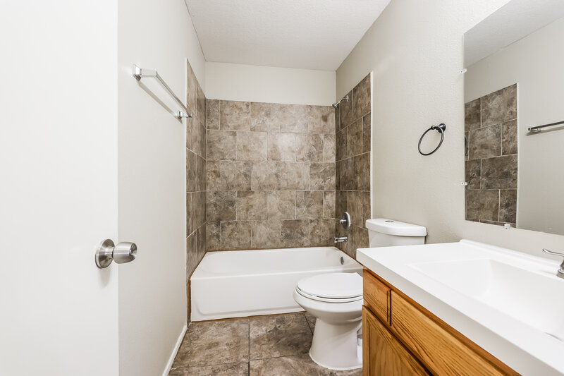 1,680/Mo, 1207 Verde Trails Dr Houston, TX 77073 Bathroom View