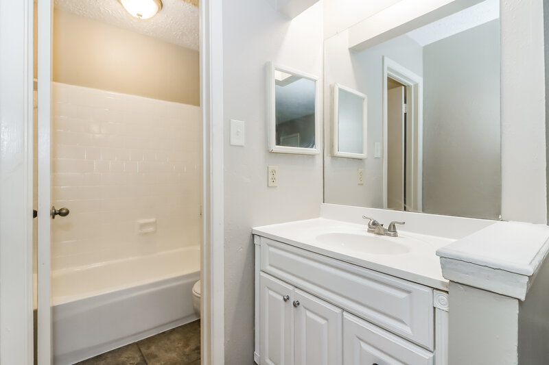 1,665/Mo, 14214 Bateau Dr Cypress, TX 77429 Main Bathroom View