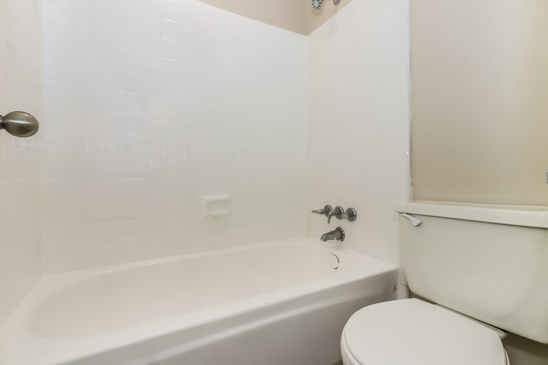 1,665/Mo, 14214 Bateau Dr Cypress, TX 77429 Main Bathroom View 2