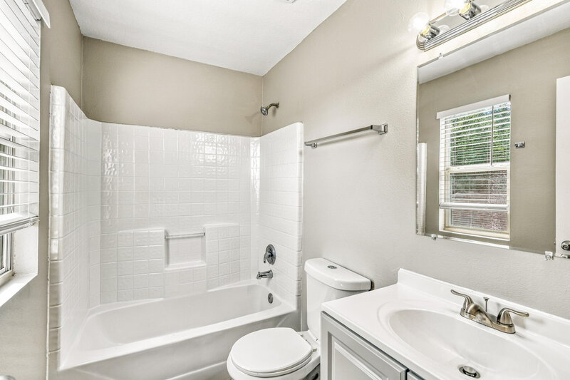 1,750/Mo, 3231 Dartmouth Field Ln Fresno, TX 77545 Primary Bathroom View