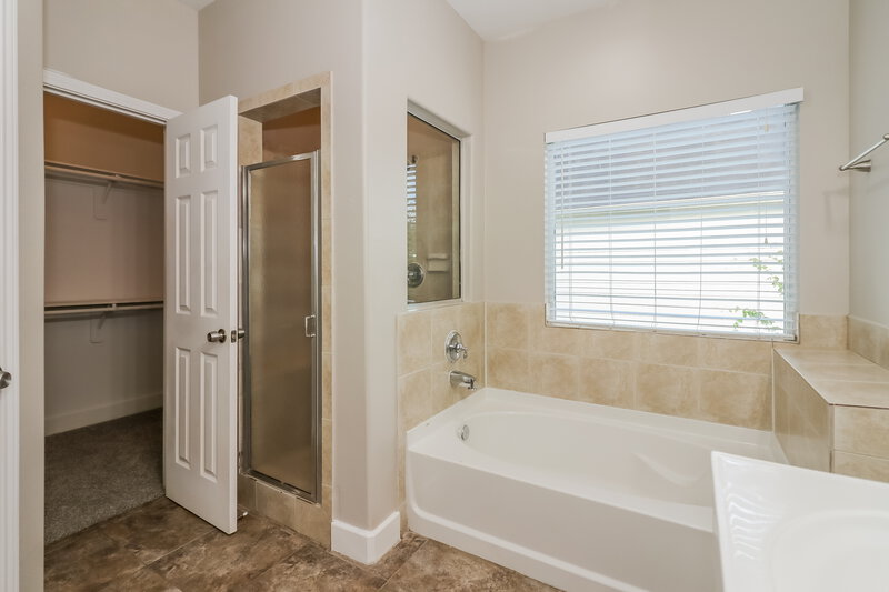 2,035/Mo, 6607 Dickson Way Houston, TX 77085 Main Bathroom View