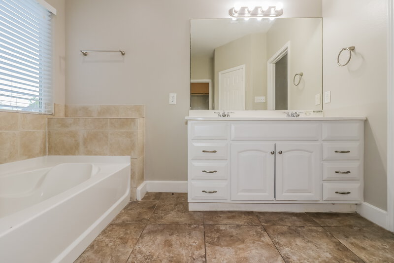 2,035/Mo, 6607 Dickson Way Houston, TX 77085 Main Bathroom View 2