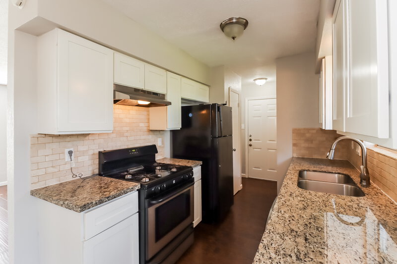 1,515/Mo, 12318 Currin Forest Dr Houston, TX 77044 Kitchen View 2