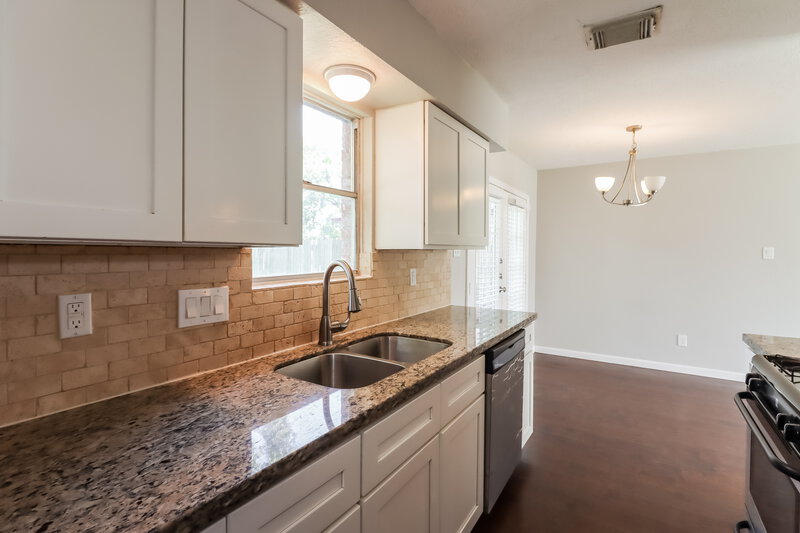1,515/Mo, 12318 Currin Forest Dr Houston, TX 77044 Kitchen View 3