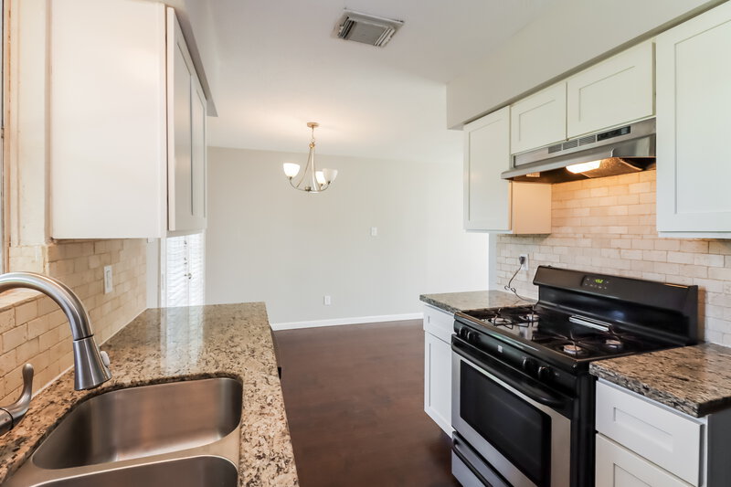 1,515/Mo, 12318 Currin Forest Dr Houston, TX 77044 Kitchen View 4