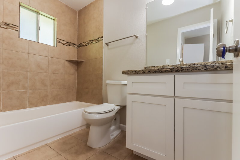1,515/Mo, 12318 Currin Forest Dr Houston, TX 77044 Main Bathroom View