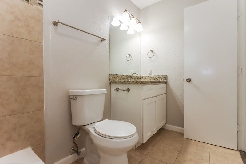 1,515/Mo, 12318 Currin Forest Dr Houston, TX 77044 Main Bathroom View 2