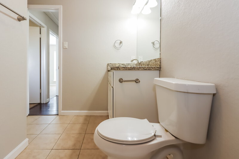1,515/Mo, 12318 Currin Forest Dr Houston, TX 77044 Bathroom View