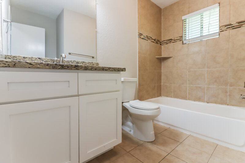 1,515/Mo, 12318 Currin Forest Dr Houston, TX 77044 Bathroom View 2