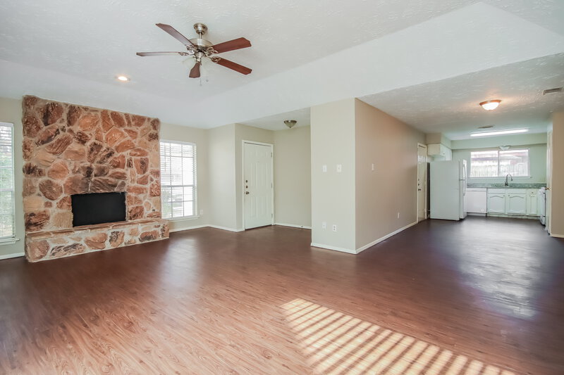 2,290/Mo, 4118 Brookhead Trail Houston, TX 77066 Living Room View 2