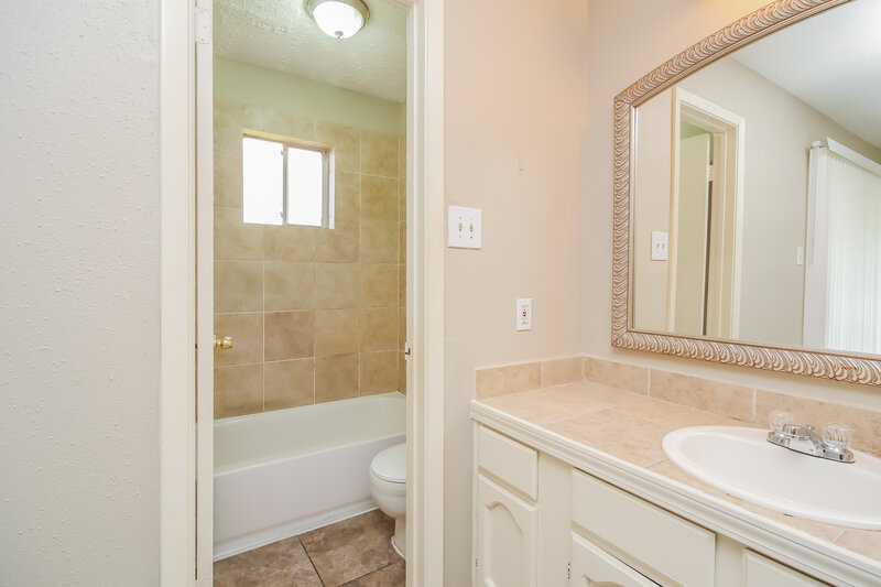2,290/Mo, 4118 Brookhead Trail Houston, TX 77066 Main Bathroom View 2