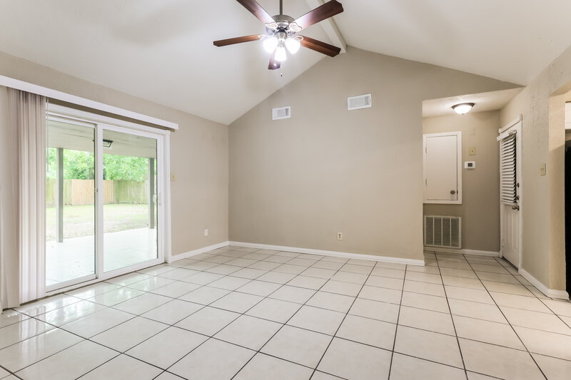 1,550/Mo, 2007 Deerhurst Ln Houston, TX 77088 Living Room View