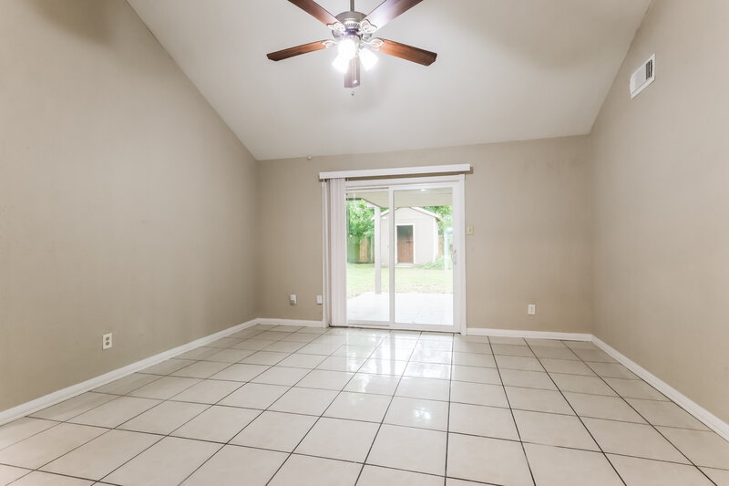 1,550/Mo, 2007 Deerhurst Ln Houston, TX 77088 Living Room View 2