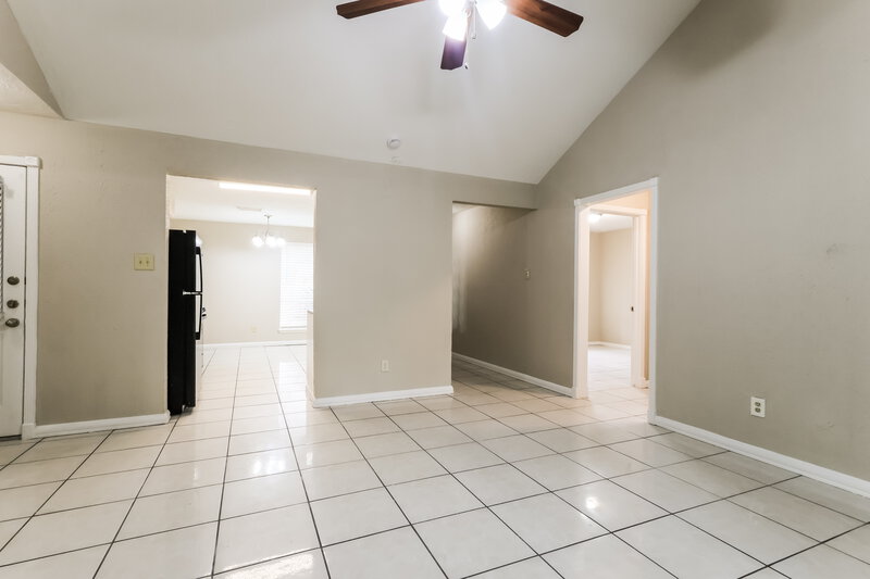 1,550/Mo, 2007 Deerhurst Ln Houston, TX 77088 Living Room View 3