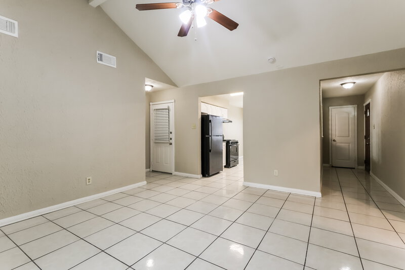 1,550/Mo, 2007 Deerhurst Ln Houston, TX 77088 Living Room View 4