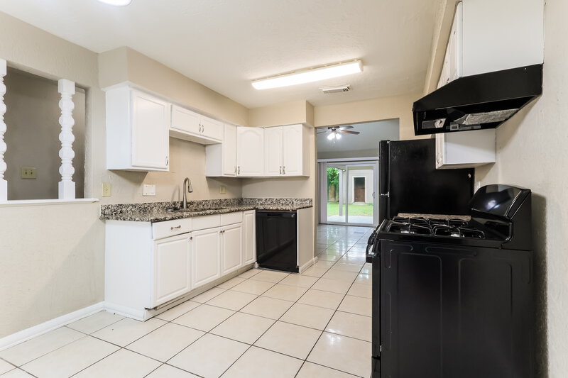 1,550/Mo, 2007 Deerhurst Ln Houston, TX 77088 Kitchen View 2