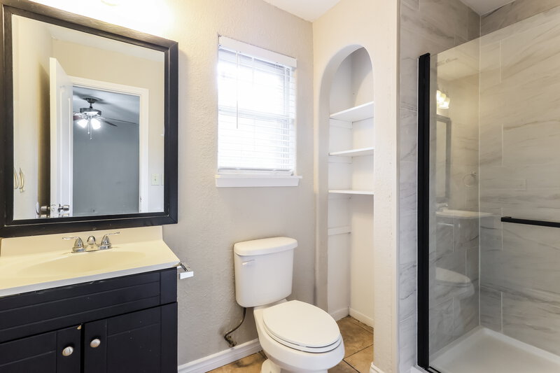 1,550/Mo, 2007 Deerhurst Ln Houston, TX 77088 Main Bathroom View