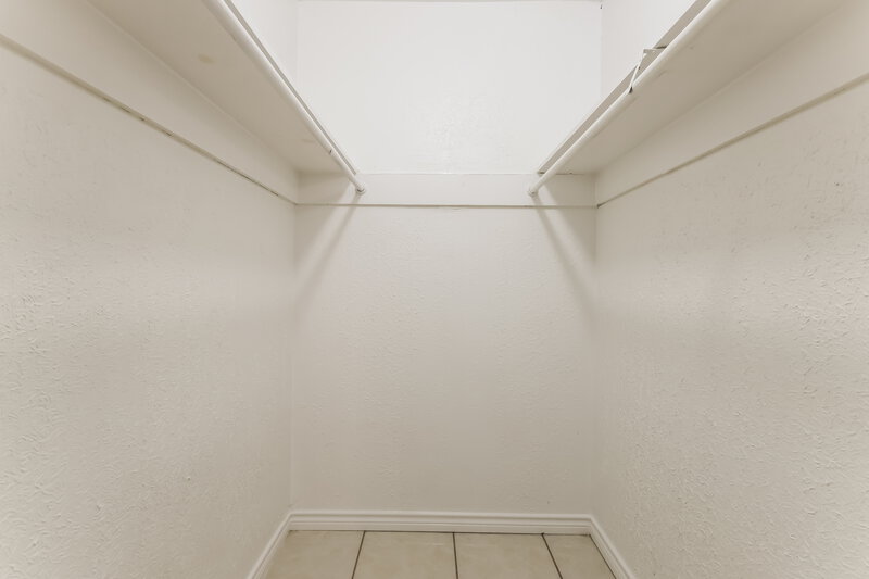 1,550/Mo, 2007 Deerhurst Ln Houston, TX 77088 Walk In Closet View