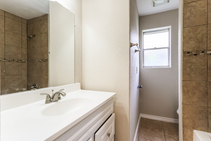 1,550/Mo, 2007 Deerhurst Ln Houston, TX 77088 Bathroom View