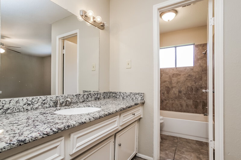 1,685/Mo, 15831 Marsh Hawk St Humble, TX 77396 Main Bathroom View
