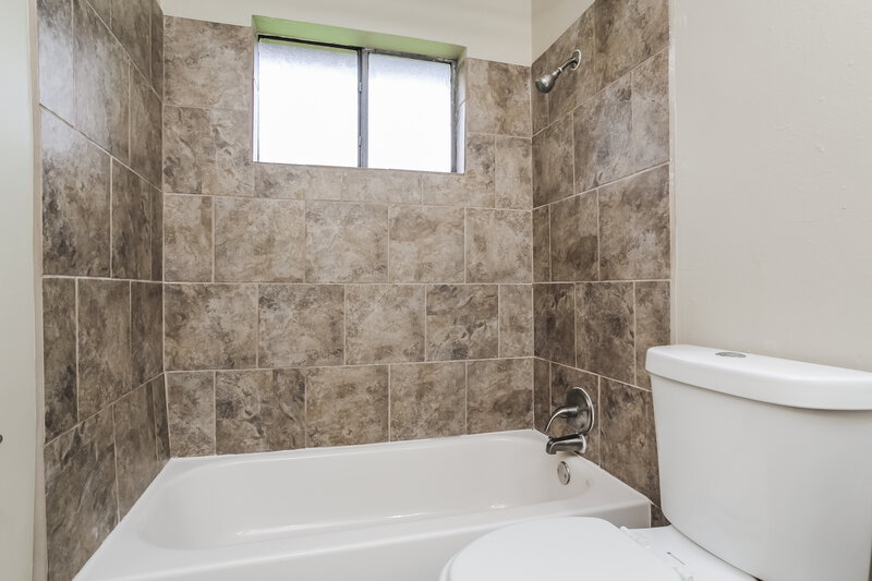 1,685/Mo, 15831 Marsh Hawk St Humble, TX 77396 Main Bathroom View 2