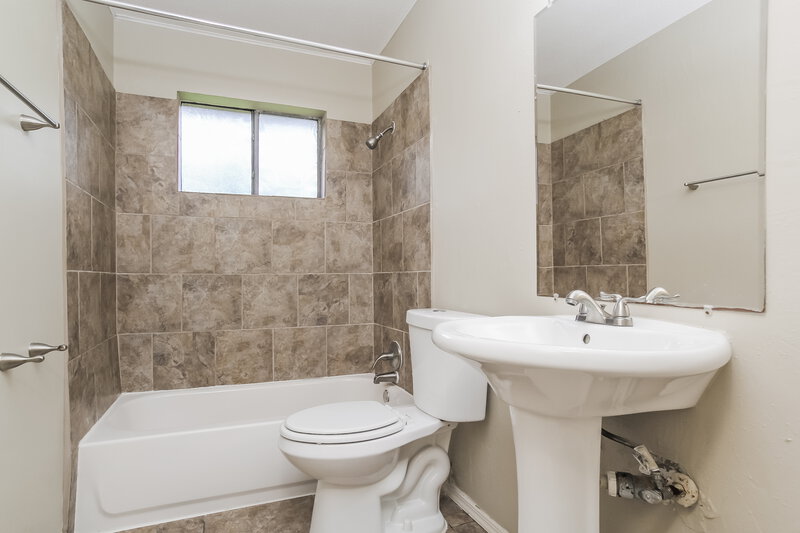 1,685/Mo, 15831 Marsh Hawk St Humble, TX 77396 Bathroom View