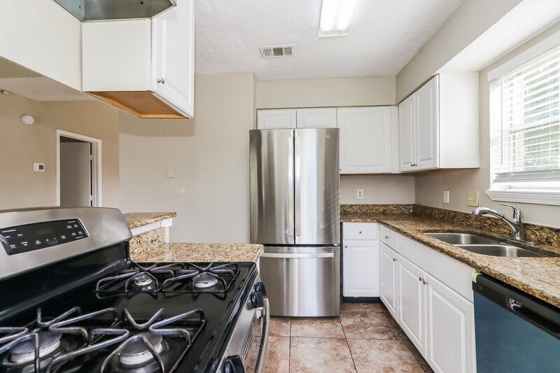 1,805/Mo, 6042 Beaconridge Dr Houston, TX 77053 Kitchen View