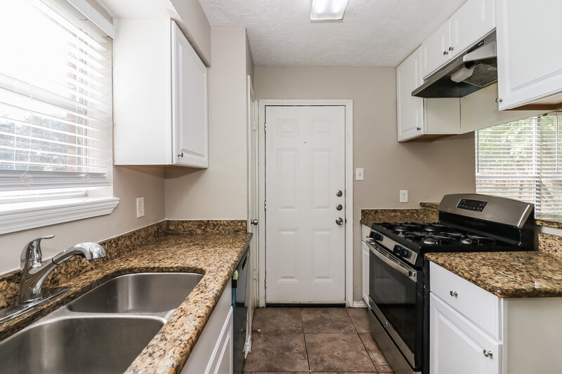 1,805/Mo, 6042 Beaconridge Dr Houston, TX 77053 Kitchen View 2