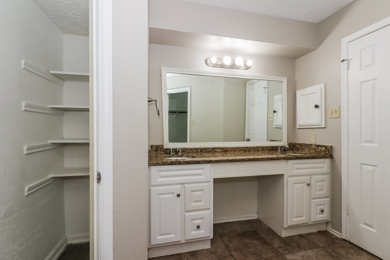 1,805/Mo, 6042 Beaconridge Dr Houston, TX 77053 Main Bathroom View