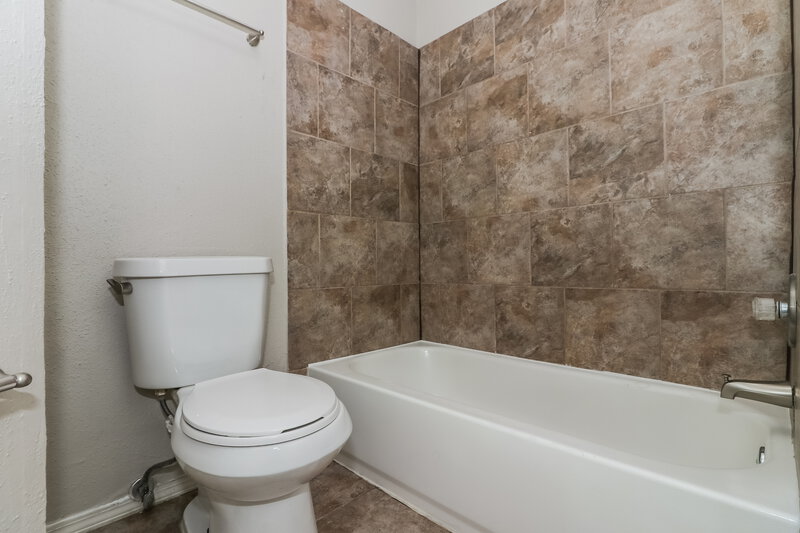 1,805/Mo, 6042 Beaconridge Dr Houston, TX 77053 Main Bathroom View 2