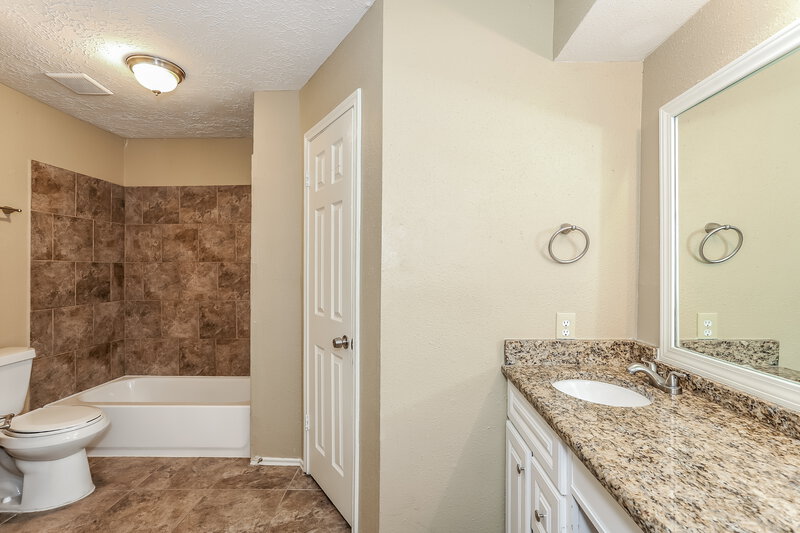 1,895/Mo, 6042 Beaconridge Dr Houston, TX 77053 Master Bathroom View