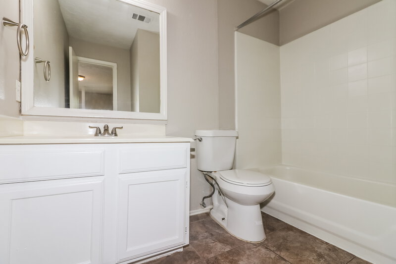 1,805/Mo, 6042 Beaconridge Dr Houston, TX 77053 Bathroom View