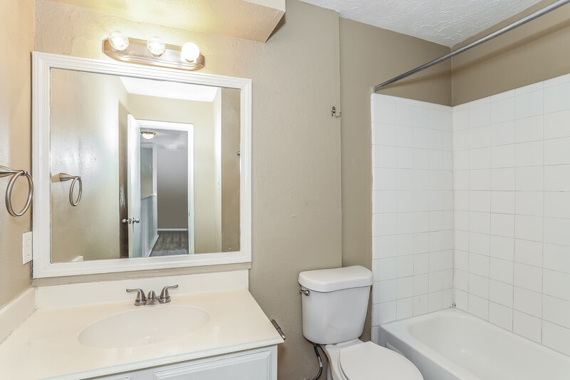 1,895/Mo, 6042 Beaconridge Dr Houston, TX 77053 Bathroom View 2
