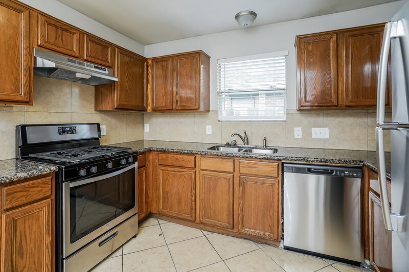 1,425/Mo, 7519 Appleridge Ct Missouri City, TX 77489 Kitchen View 3