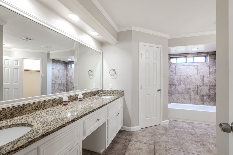 2,470/Mo, 11715 Gardenglen Dr Houston, TX 77070 Main Bathroom View