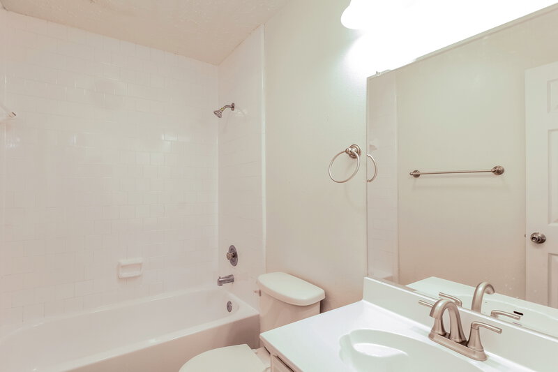 1,660/Mo, 15503 Boulder Oaks Dr Houston, TX 77084 Bathroom View
