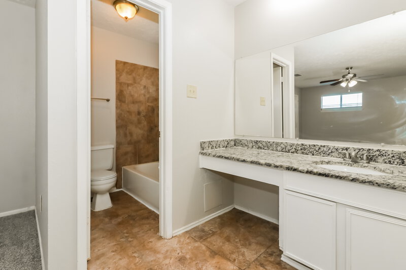 1,860/Mo, 6403 Bazel Brook Dr Missouri City, TX 77489 Main Bathroom View