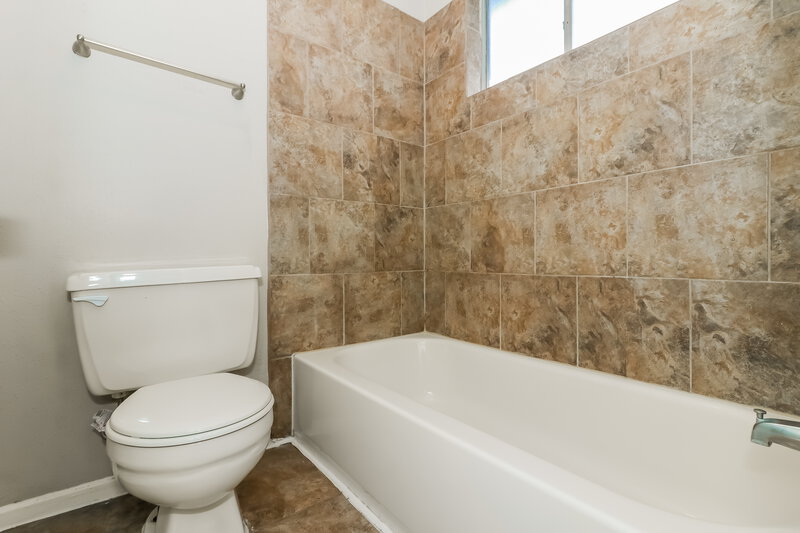 1,860/Mo, 6403 Bazel Brook Dr Missouri City, TX 77489 Main Bathroom View 2