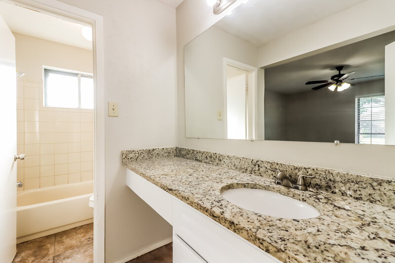 1,810/Mo, 16706 Quail Meadow Dr Missouri City, TX 77489 Main Bathroom View