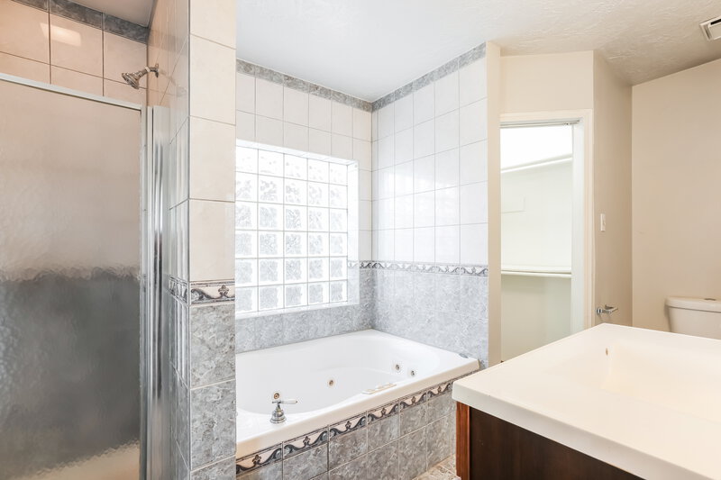 1,830/Mo, 12335 Kings Chase Dr Houston, TX 77044 Main Bathroom View