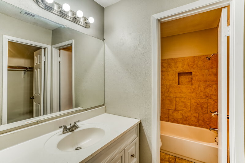 1,680/Mo, 22630 Leedstown Ln Katy, TX 77449 Main Bathroom View