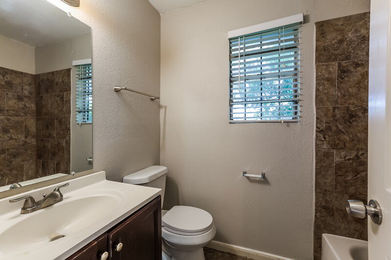 1,715/Mo, 5606 Drakestone Blvd Houston, TX 77053 Main Bathroom View