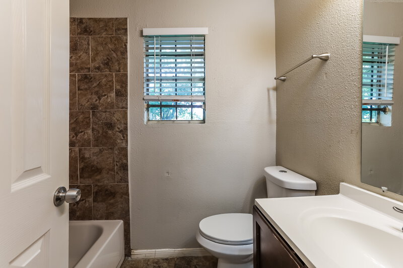 1,715/Mo, 5606 Drakestone Blvd Houston, TX 77053 Bathroom View 2