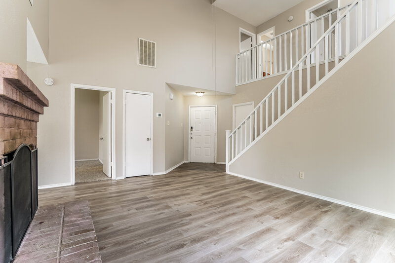 1,885/Mo, 5939 Berkridge Dr Houston, TX 77053 Living Room View 2