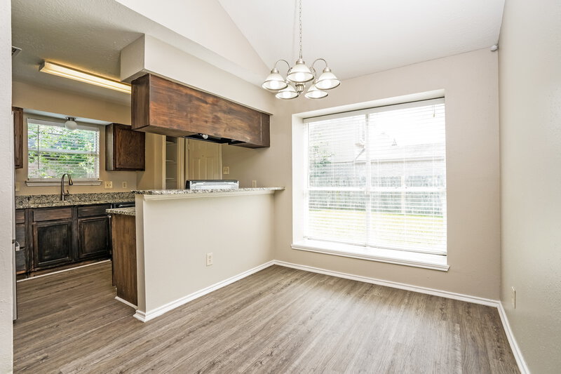 1,885/Mo, 5939 Berkridge Dr Houston, TX 77053 Dining Room View 2
