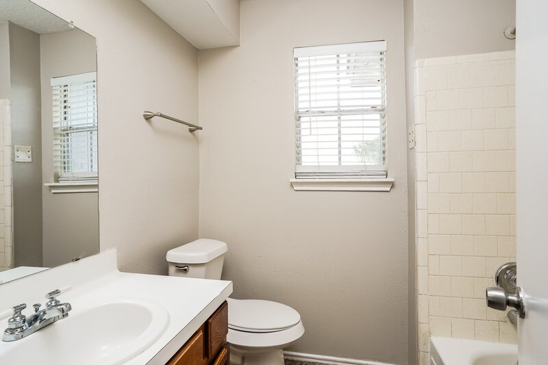 1,885/Mo, 5939 Berkridge Dr Houston, TX 77053 Main Bathroom View